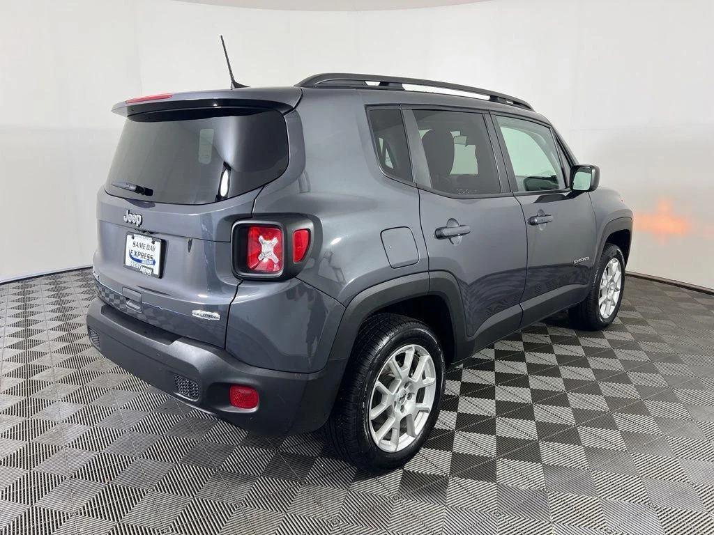Used 2022 Graphite Gray Jeep Latitude image 4