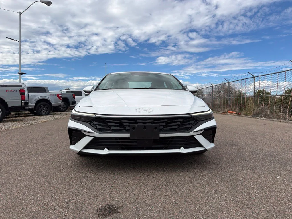 Used 2025 White Hyundai SEL Convenience image 2
