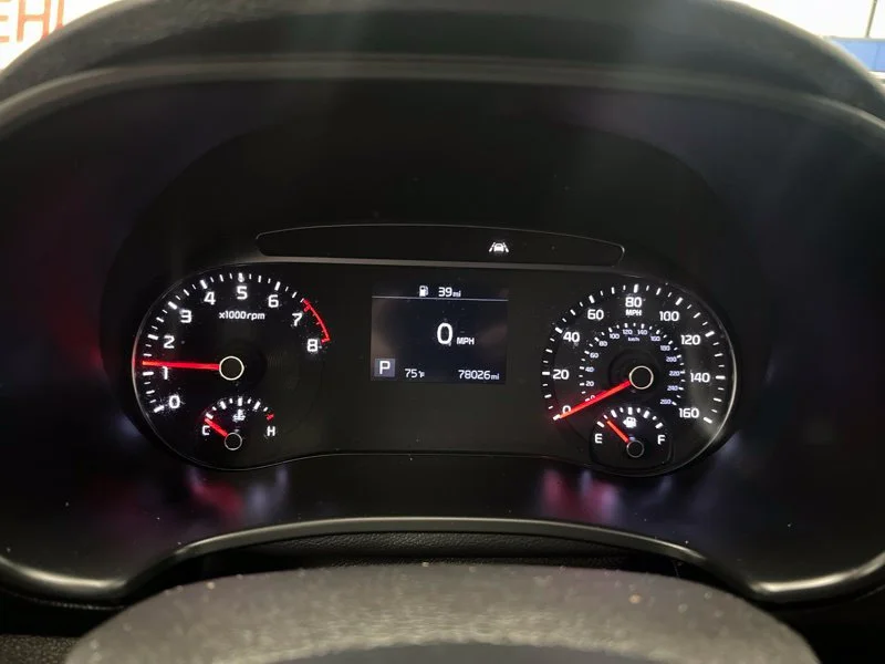 Used 2022 White Kia LX image 24