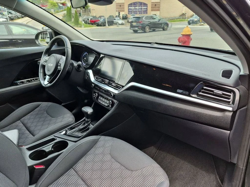 Used 2022 Black Kia LXS image 22