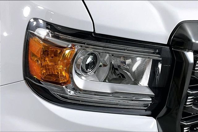 Used 2022 White GMC AT4 w/Leather image 29
