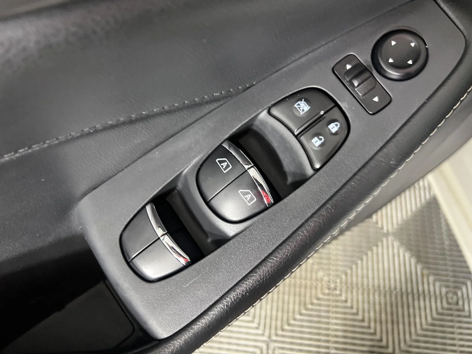 Used 2020 Pearl White Tricoat Nissan SL image 13