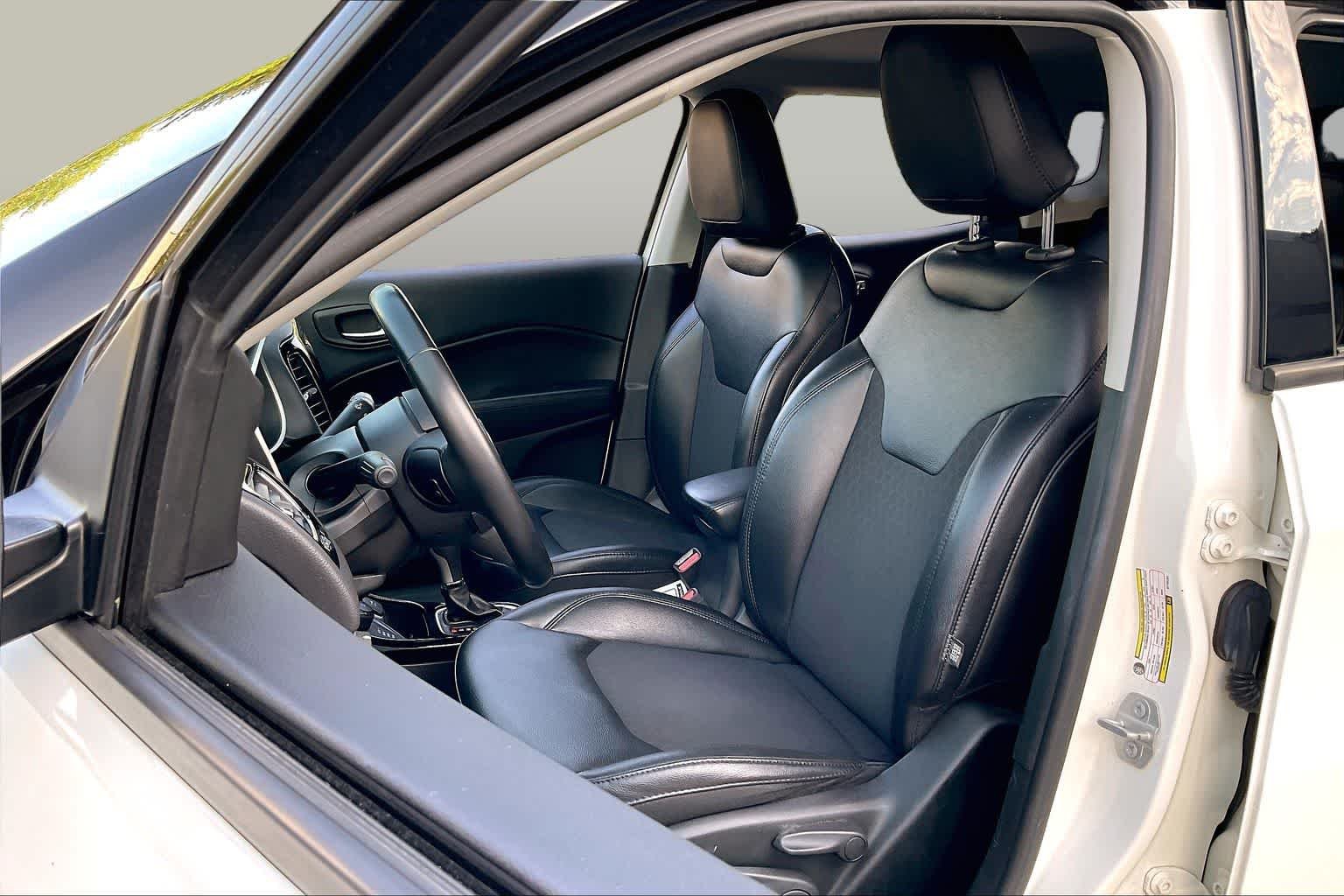 Used 2019 White Clearcoat Jeep Latitude image 8