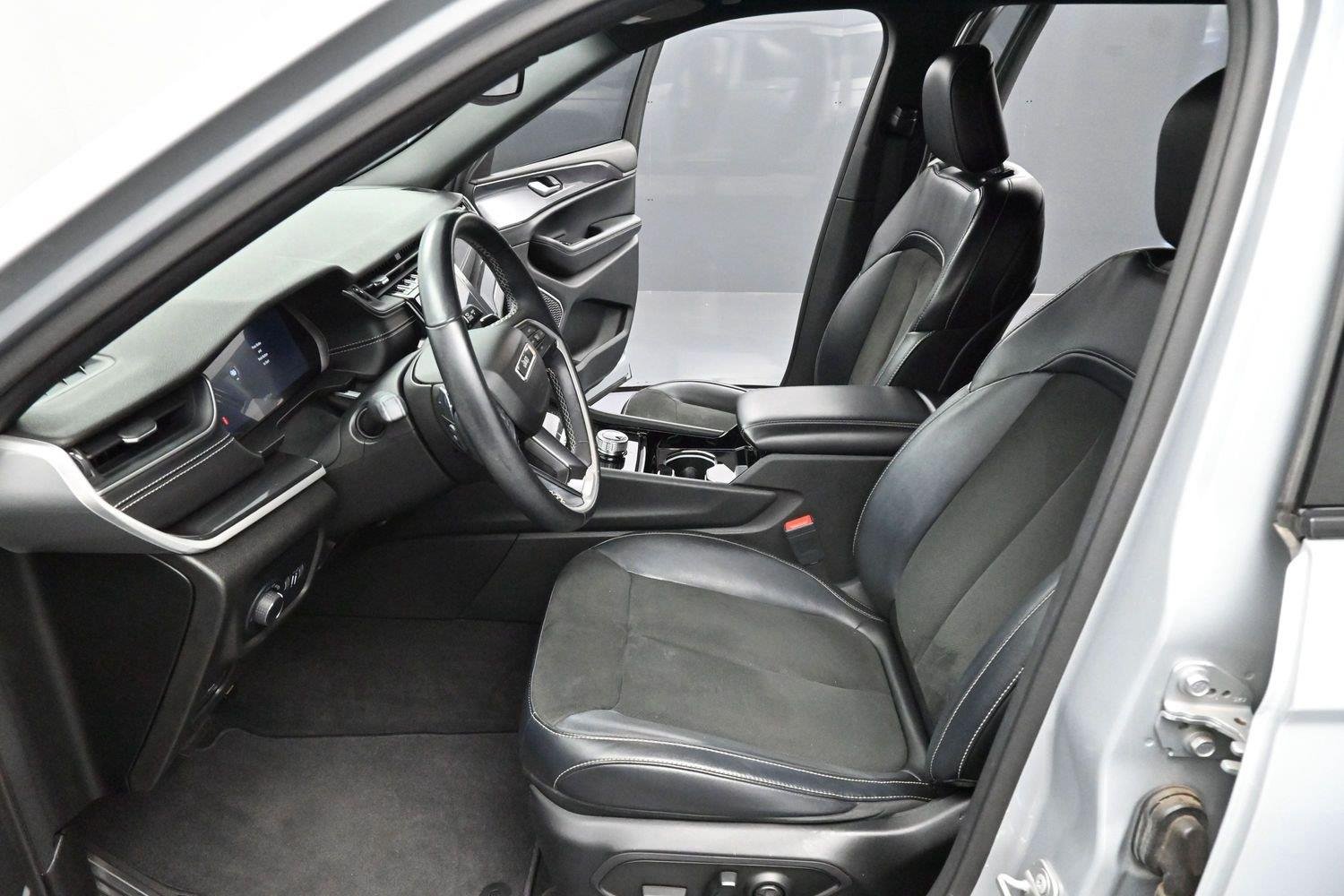Used 2021 Silver Jeep Altitude image 11