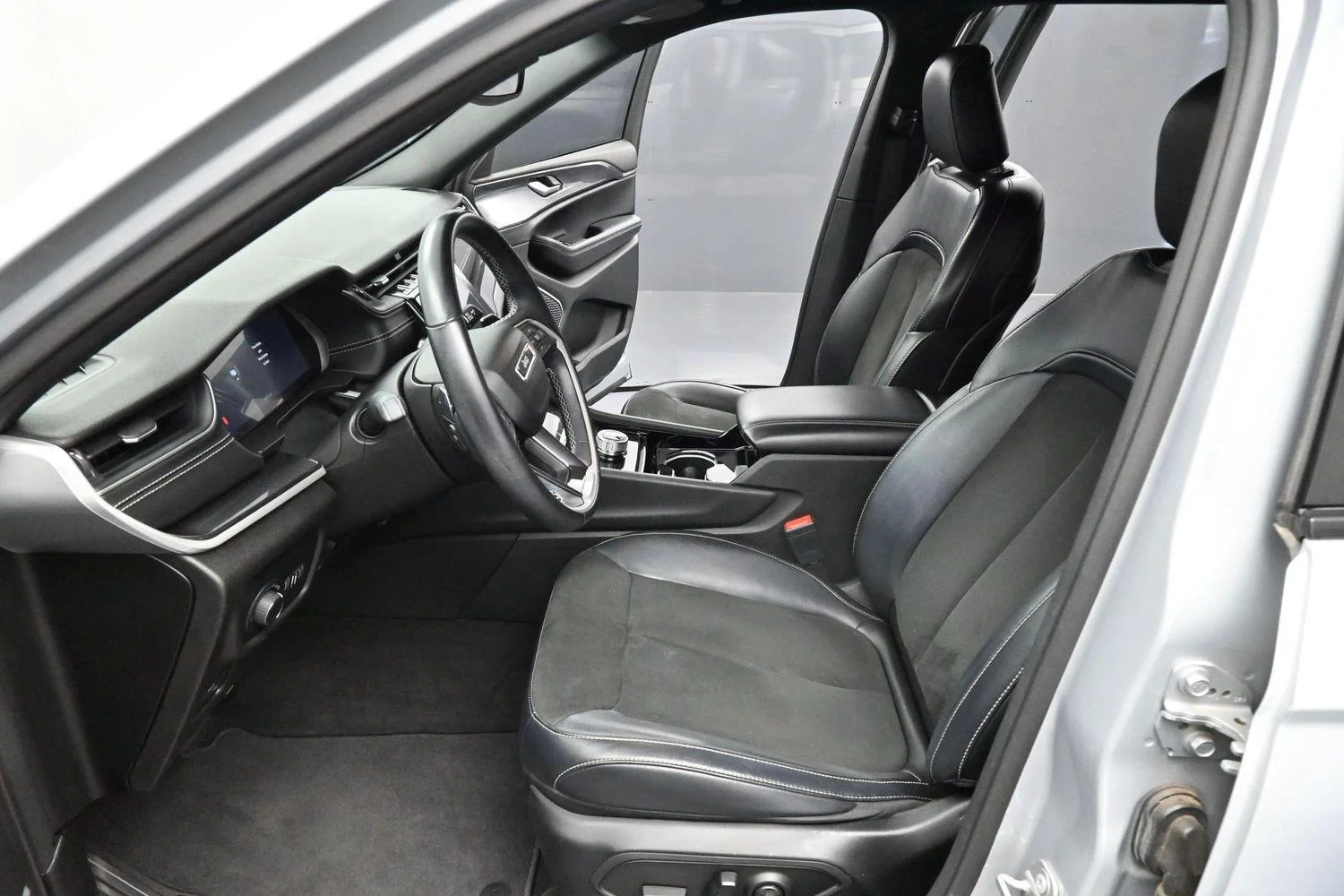 Used 2021 Silver Jeep Altitude image 11