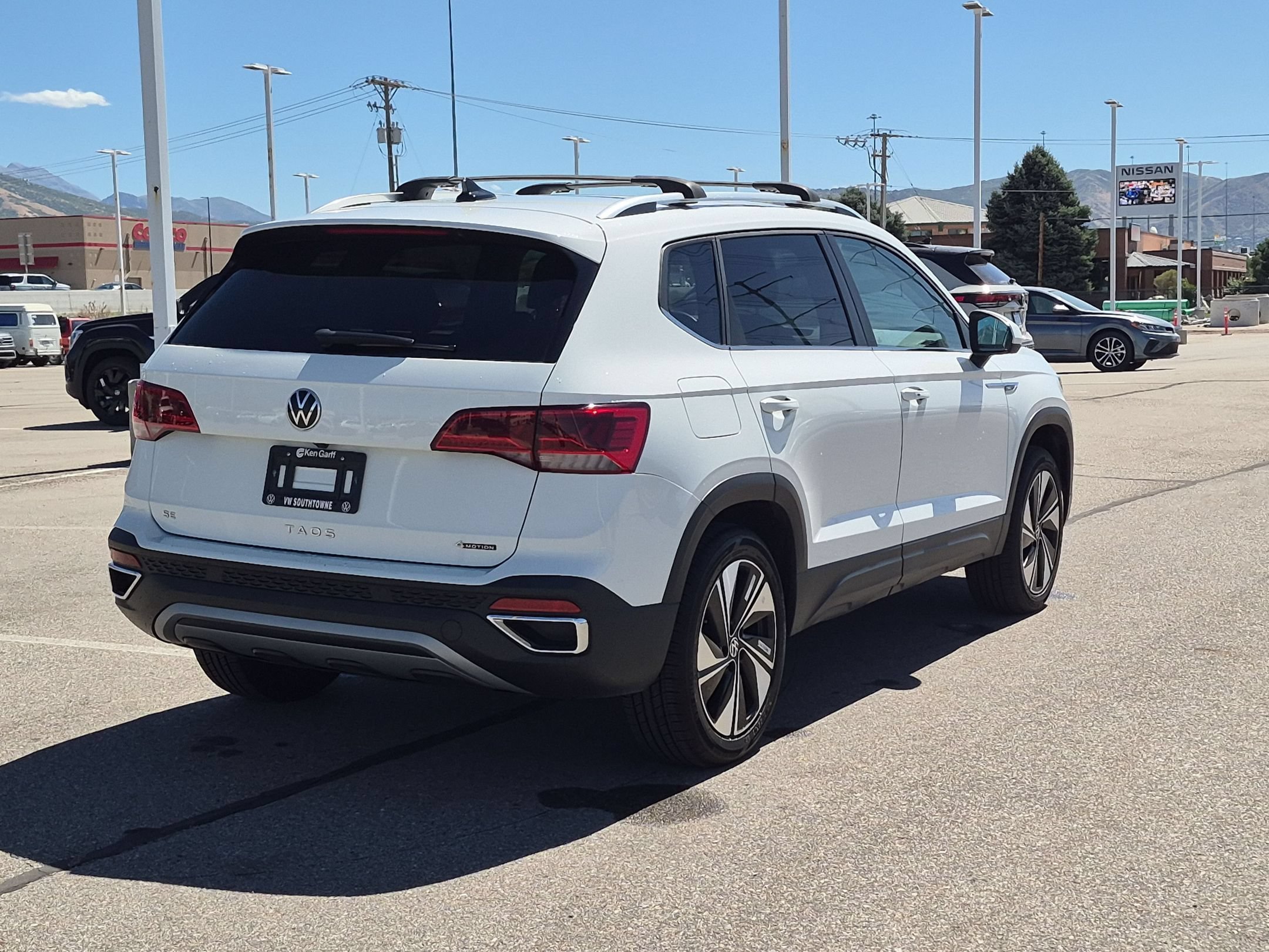 Used 2024 White Volkswagen SE image 3