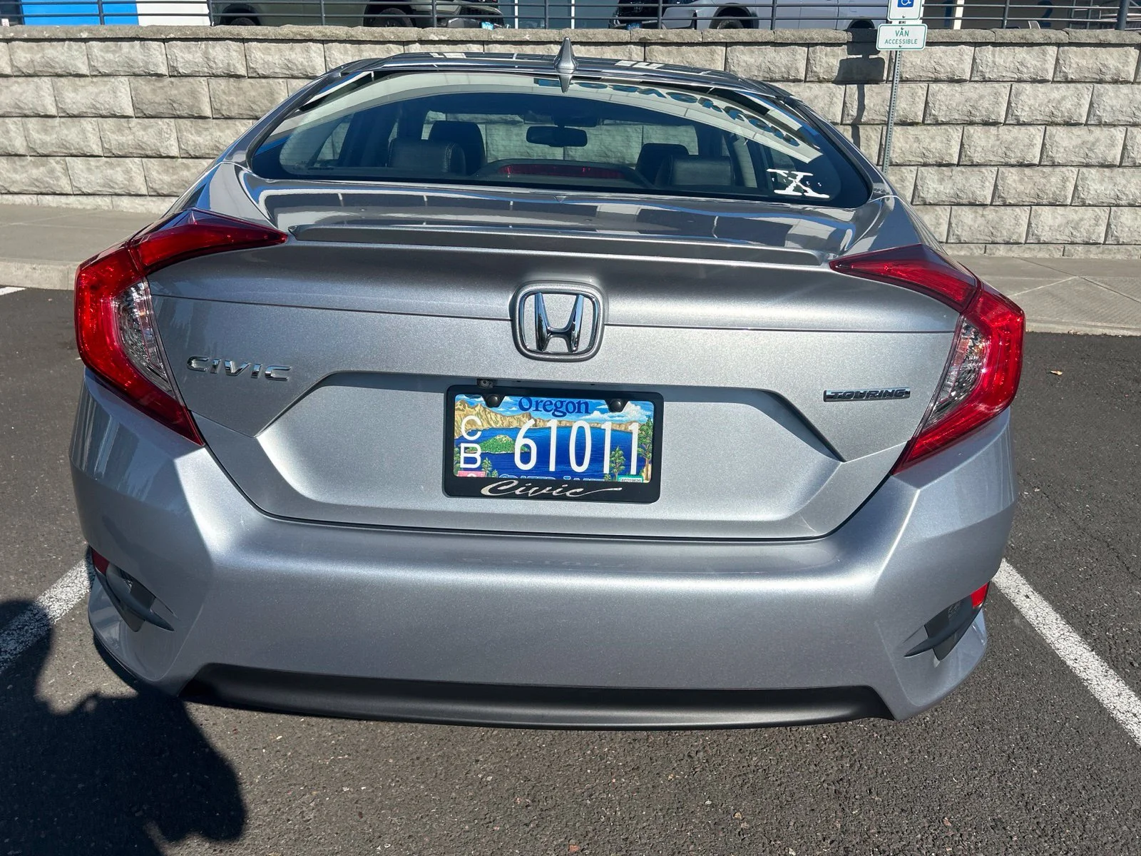 Used 2016 Lunar Silver Metallic Honda Touring image 5