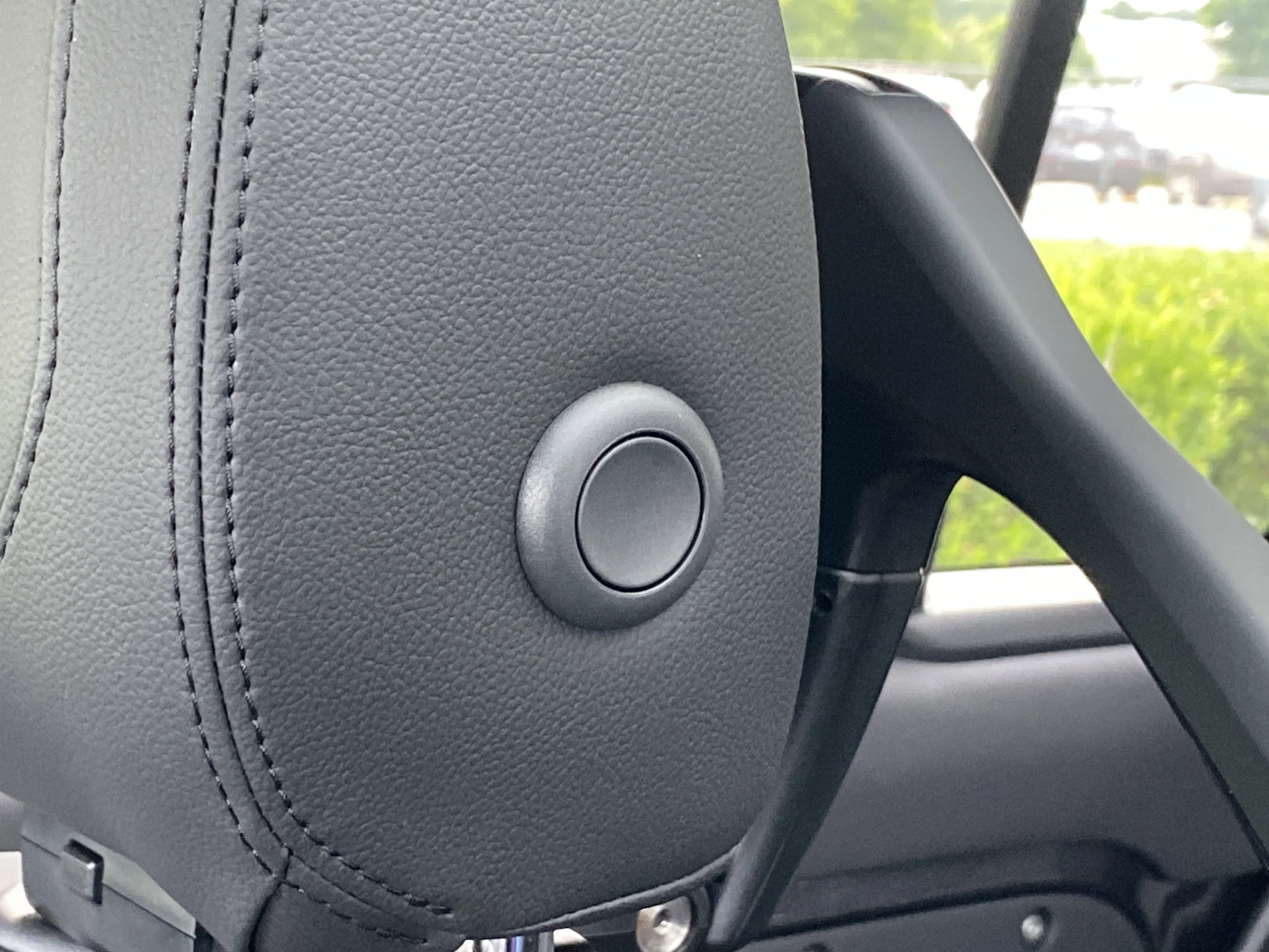 Used 2023 Black Land Rover X-Dynamic SE image 39