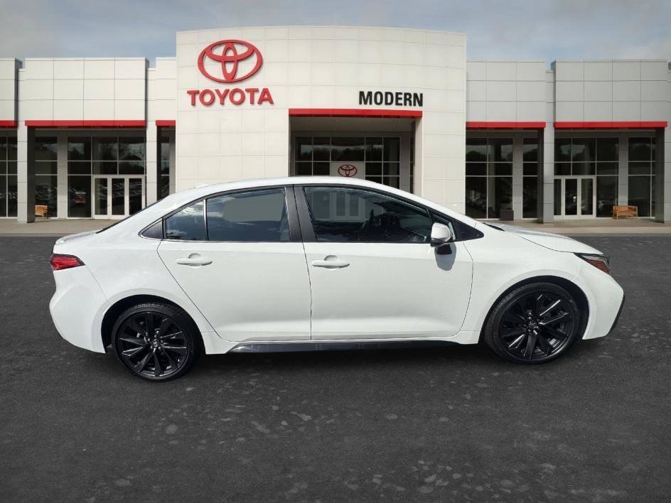 Used 2025 Ice Toyota SE image 3