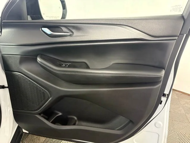 Used 2023 White/off-white Jeep Altitude image 14