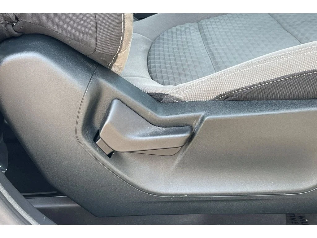 Used 2022 ICONIC SILVER Ford SE image 23