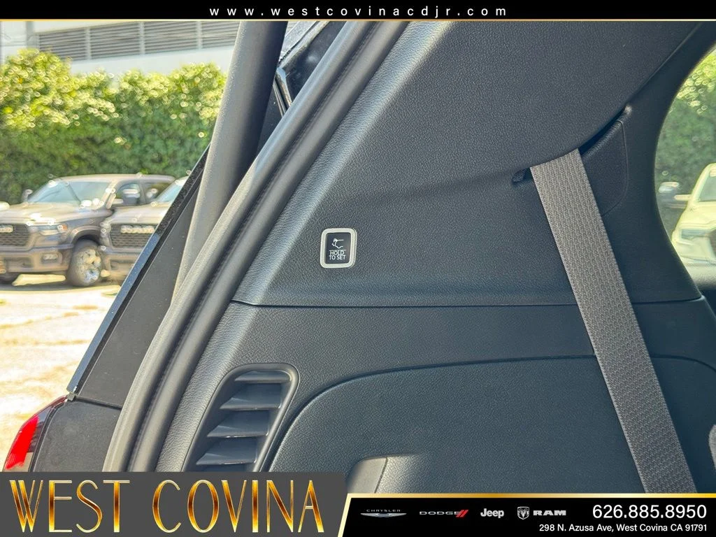New 2027 Diamond Black Crystal Pearl-Coat Exterior Paint Chrysler Select image 16