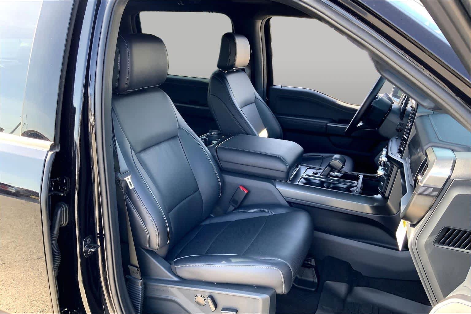 Used 2025 Agate Black Metallic Ford LARIAT image 17