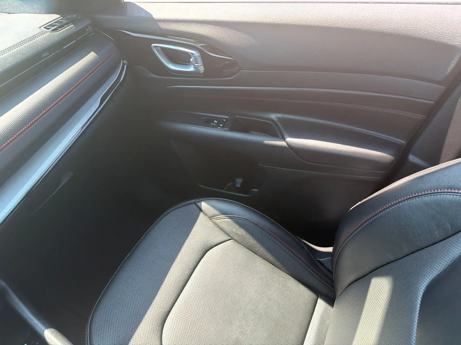 Used 2025 Silver Zynith Metallic Clearcoat Jeep Trailhawk image 17