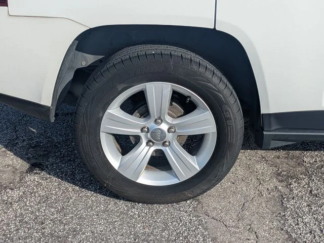 Used 2014 Bright White Clearcoat Jeep Sport image 11