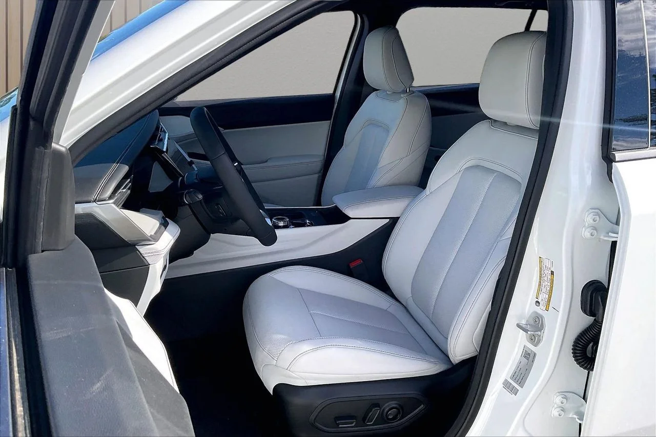 New 2026 Bright White Clear-Coat Exterior Paint Jeep Limited image 17