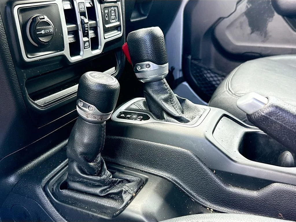 Used 2018 Silver Jeep Unlimited Sport S image 16