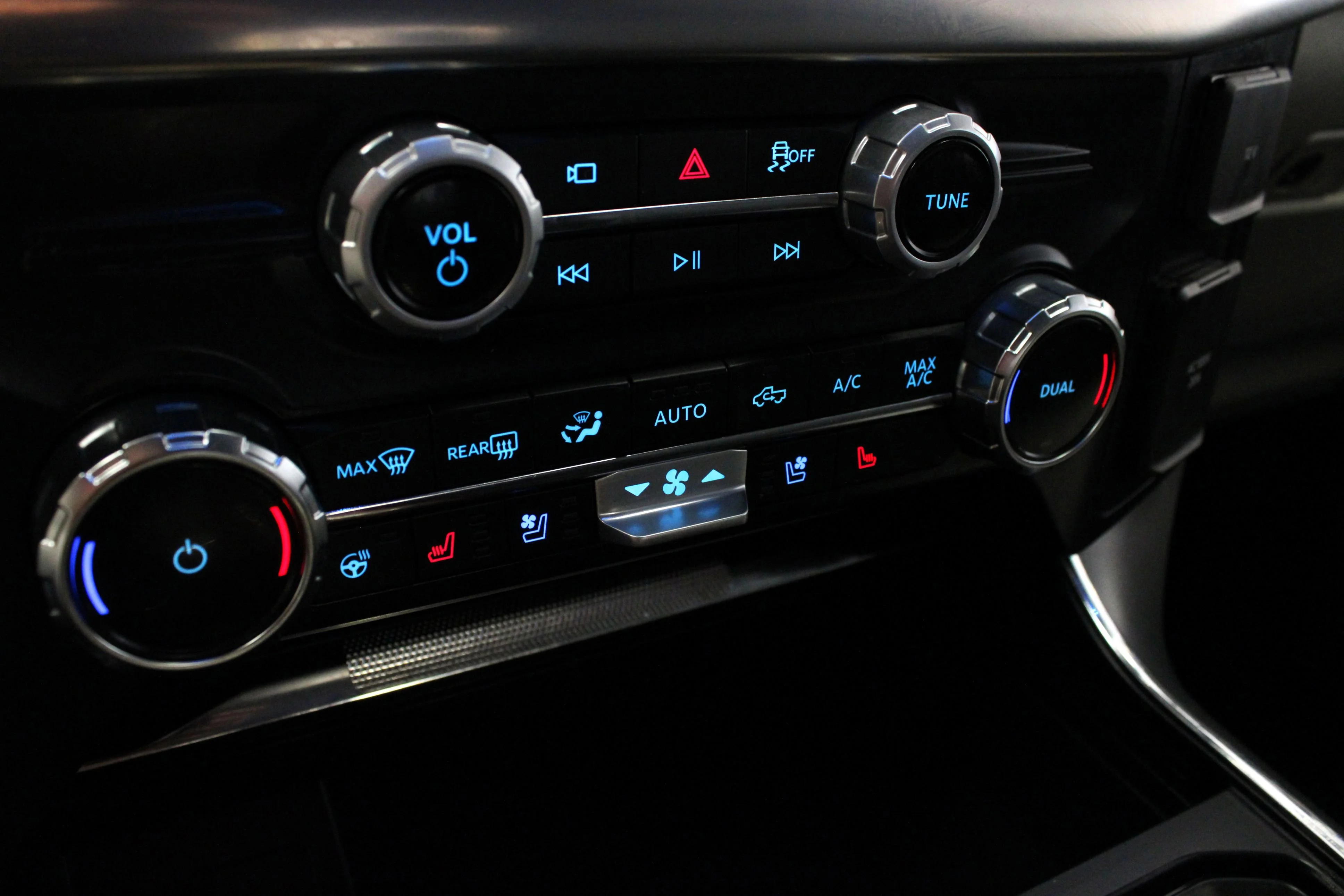 Used 2025 Antimatter Blue Metallic Ford LARIAT image 26