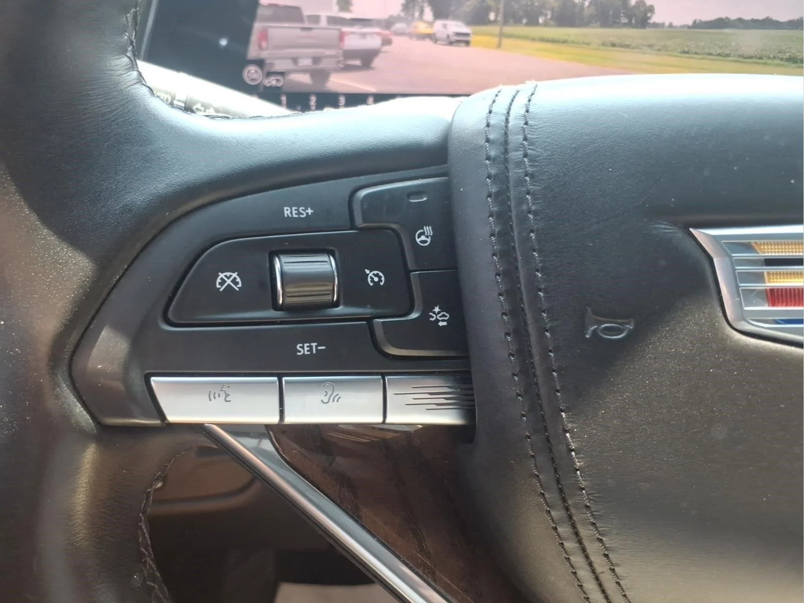 Used 2021 CRYSTAL WHITE TRICOAT Cadillac Sport Platinum image 23
