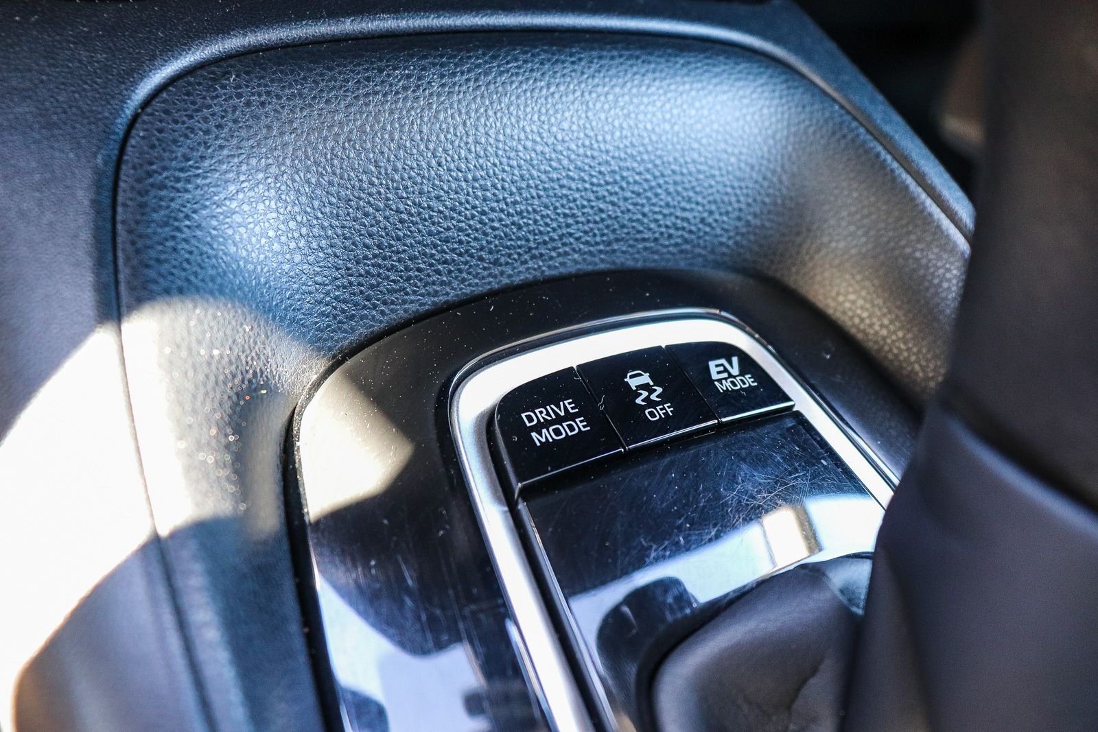 Used 2021 White Toyota LE image 22