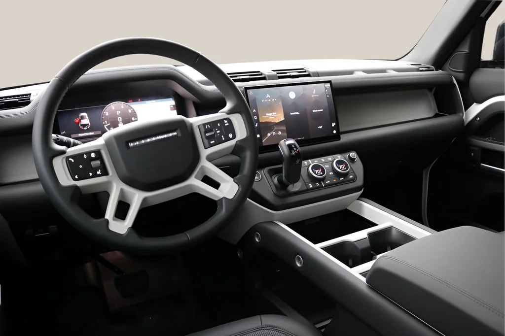 Used 2025 White Land Rover S image 15