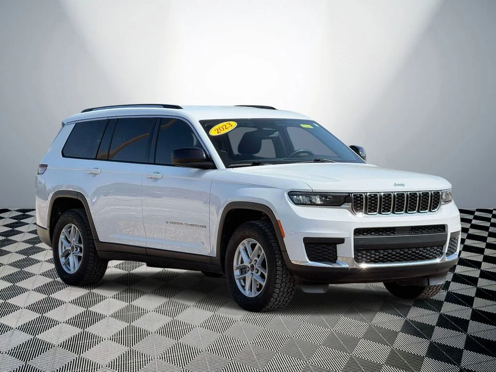 Used 2023 White Jeep Laredo image 4
