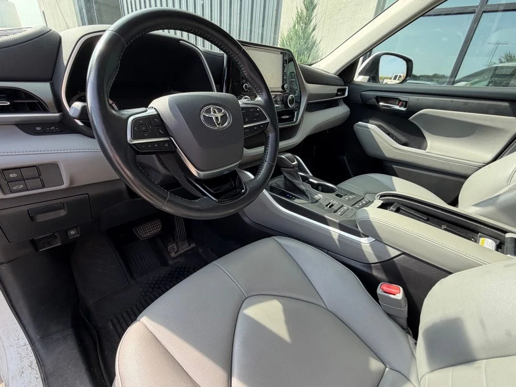 Used 2021 White Toyota XLE image 7