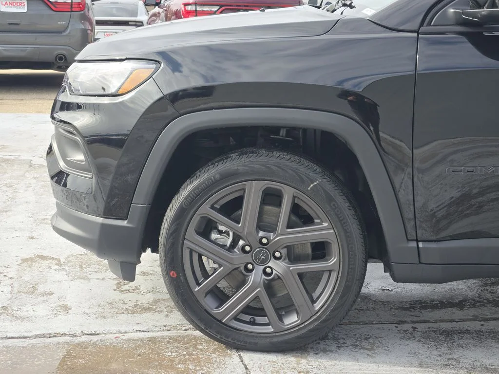 New 2026 Diamond Black Crystal Pearlcoat Jeep Latitude Altitude image 5