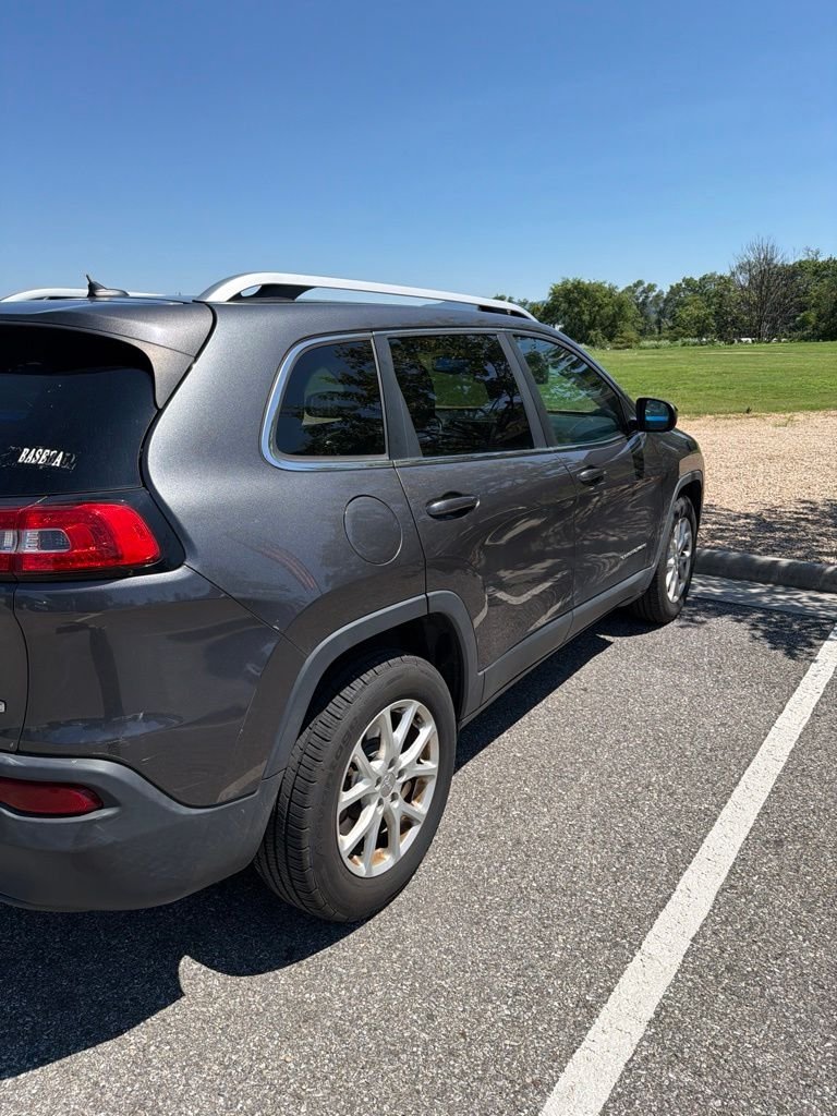 Used 2015 Gray Jeep Latitude image 2