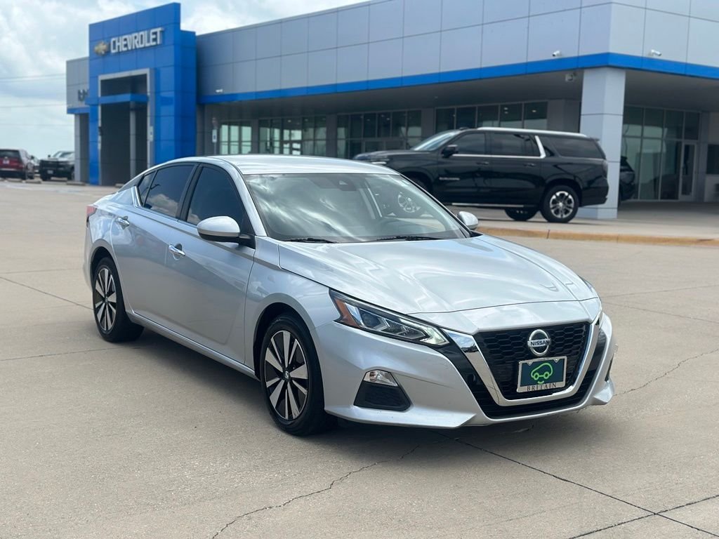 Used 2022 Silver Nissan 2.5 SV image 9