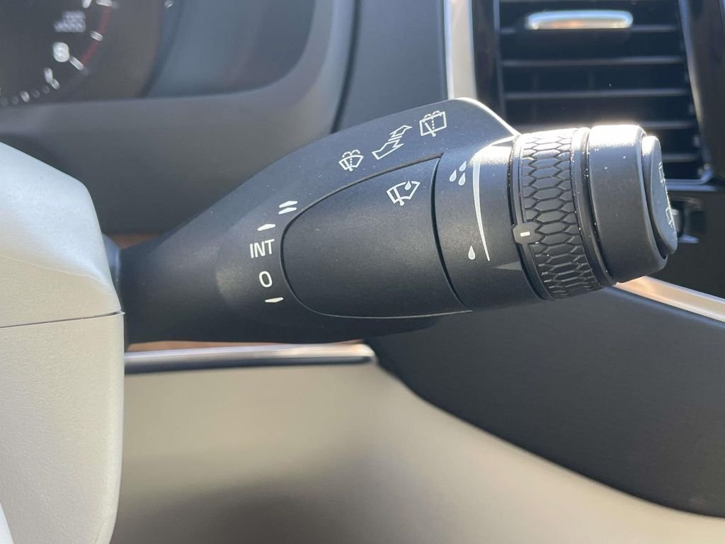 Used 2022 Black Volvo T6 Momentum image 25