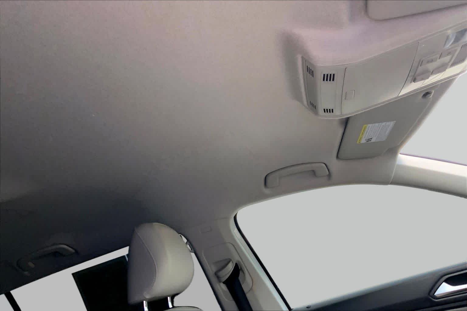 Used 2019 Pure White Volkswagen SE image 14