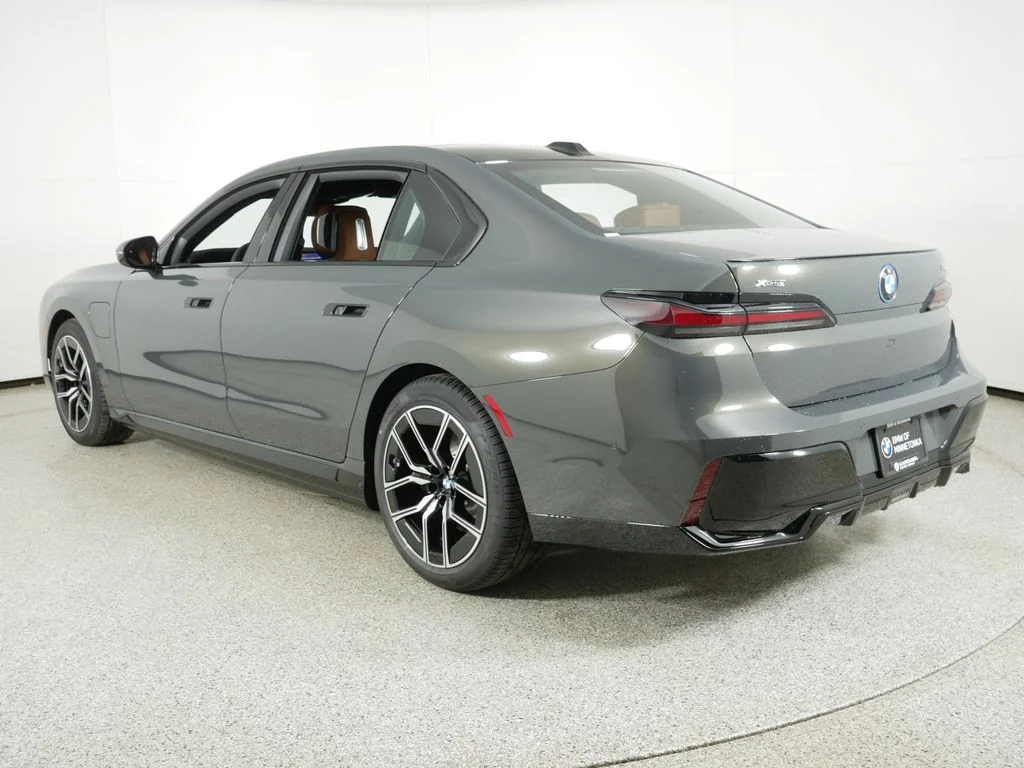 2025 BMW 7 Series 750e - Photo 13