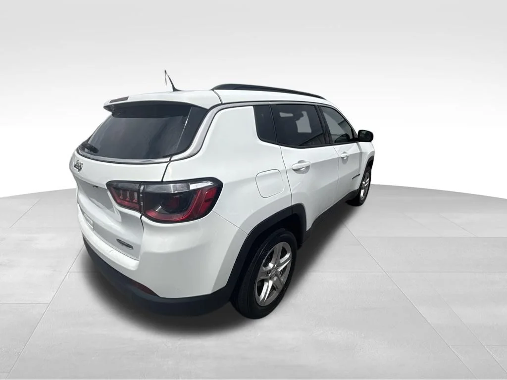 Used 2024 White Jeep Latitude image 8