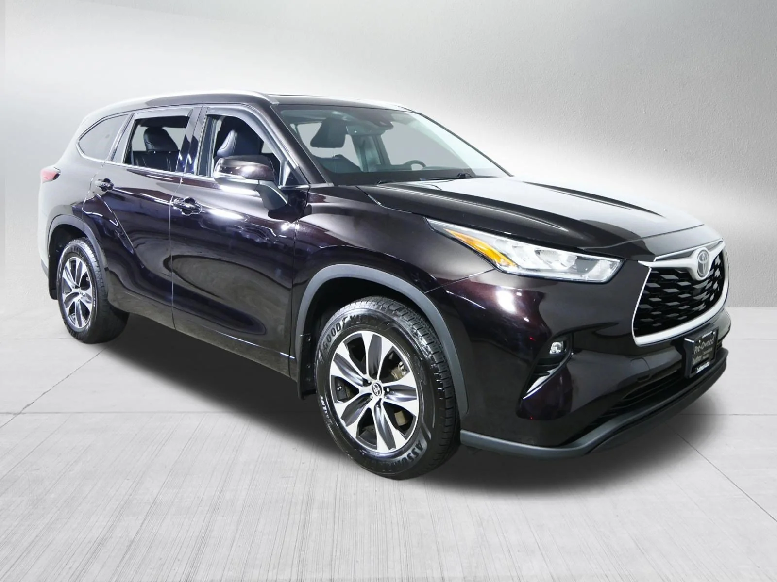 Used 2020 Opulent Amber Toyota XLE image 1