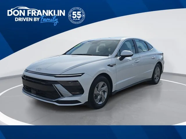 Used 2025 White Hyundai SE image 1