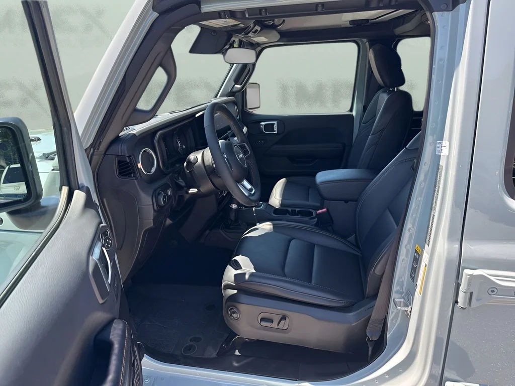 Used 2024 Gray Jeep Sahara image 9
