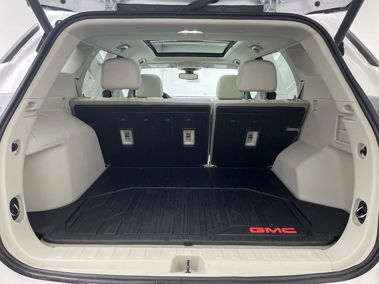 Used 2024 White Frost Tricoat GMC Denali image 33