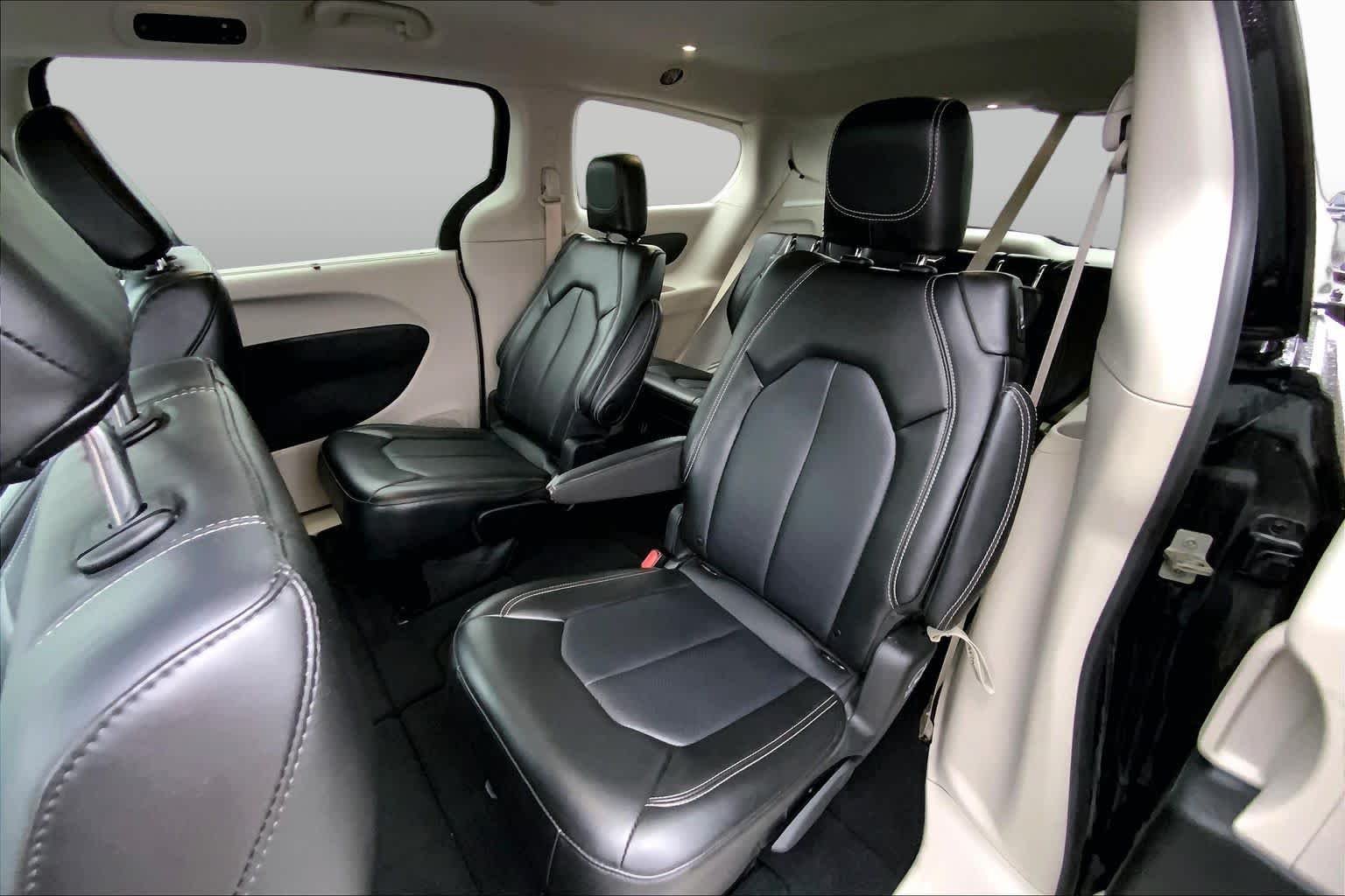 Used 2024 Diamond Black Crystal Pearlcoat Chrysler Touring L image 17