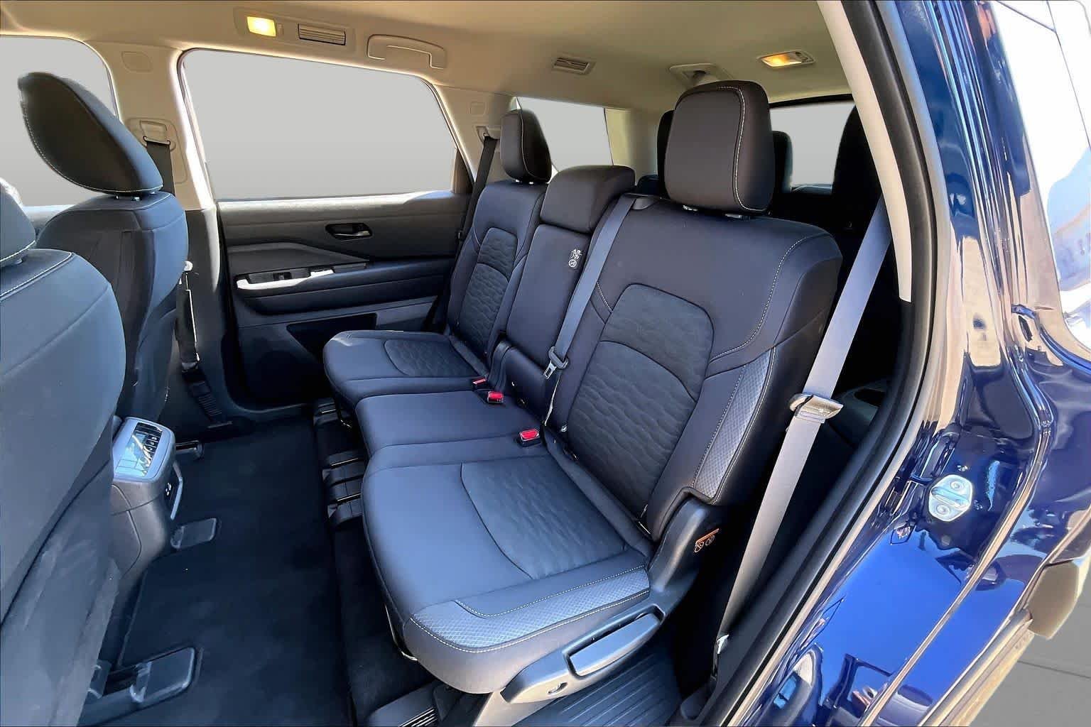 2025 Nissan Pathfinder SV - Photo 17