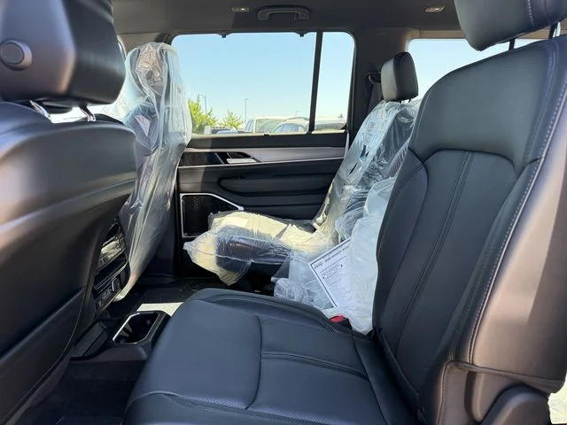 New 2026 Bright White Clear-Coat Exterior Paint Jeep Limited Reserve image 26