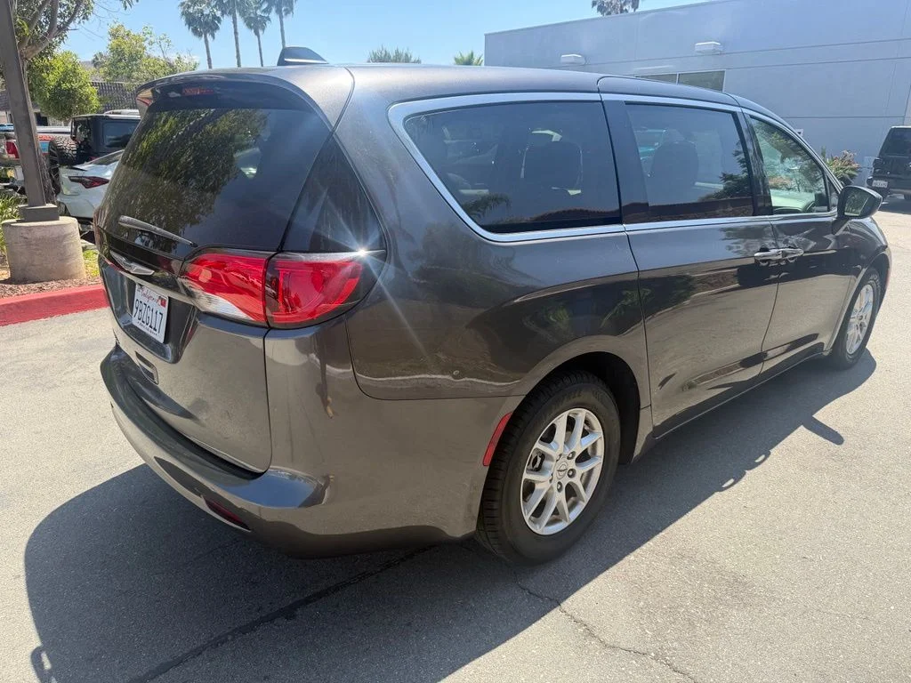 Used 2022 Gray Chrysler LX image 12