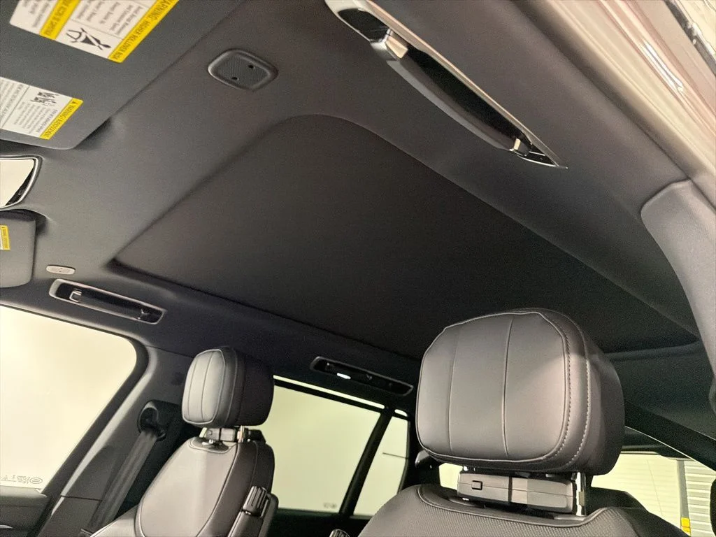 New 2026 Charente Grey Land Rover P400 SE LWB 7 SEAT image 19