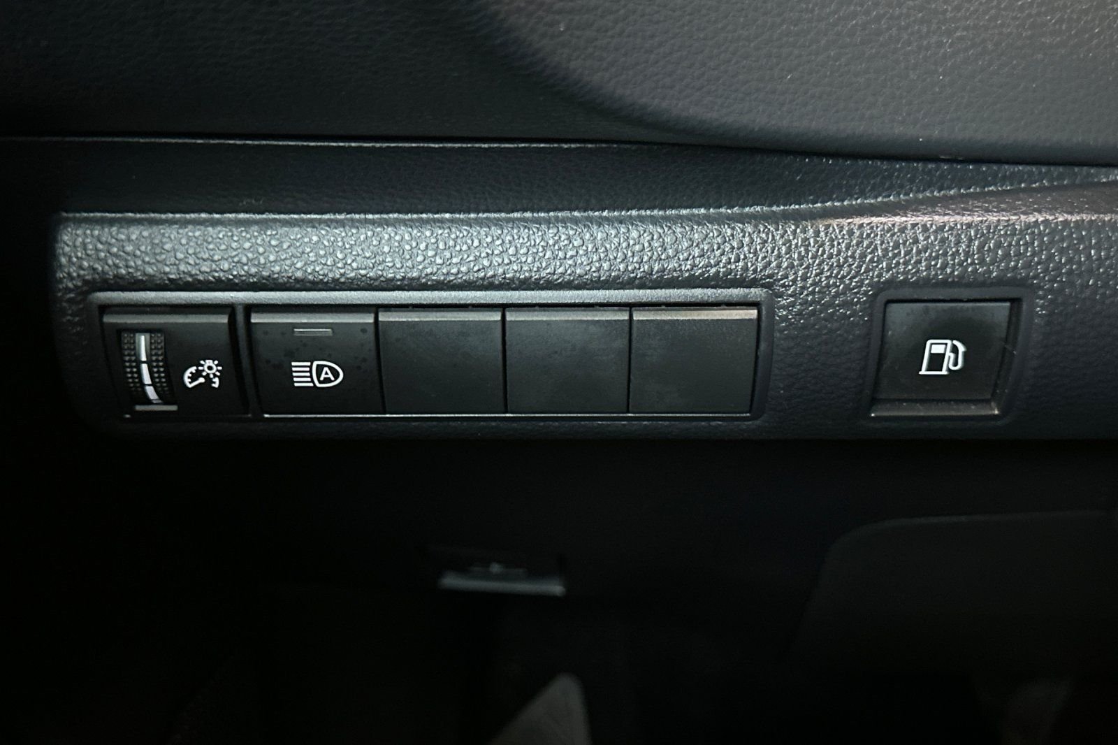 Used 2024  Toyota LE image 28
