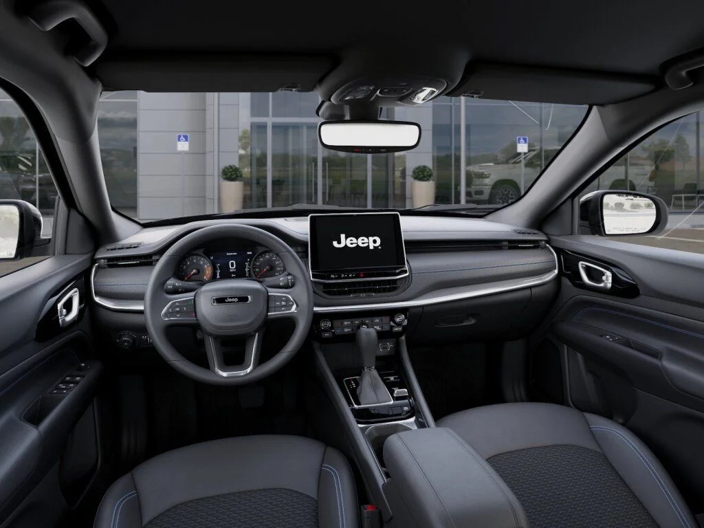 New 2026 Diamond Black Crystal Pearl-Coat Exterior Paint Jeep Latitude image 14