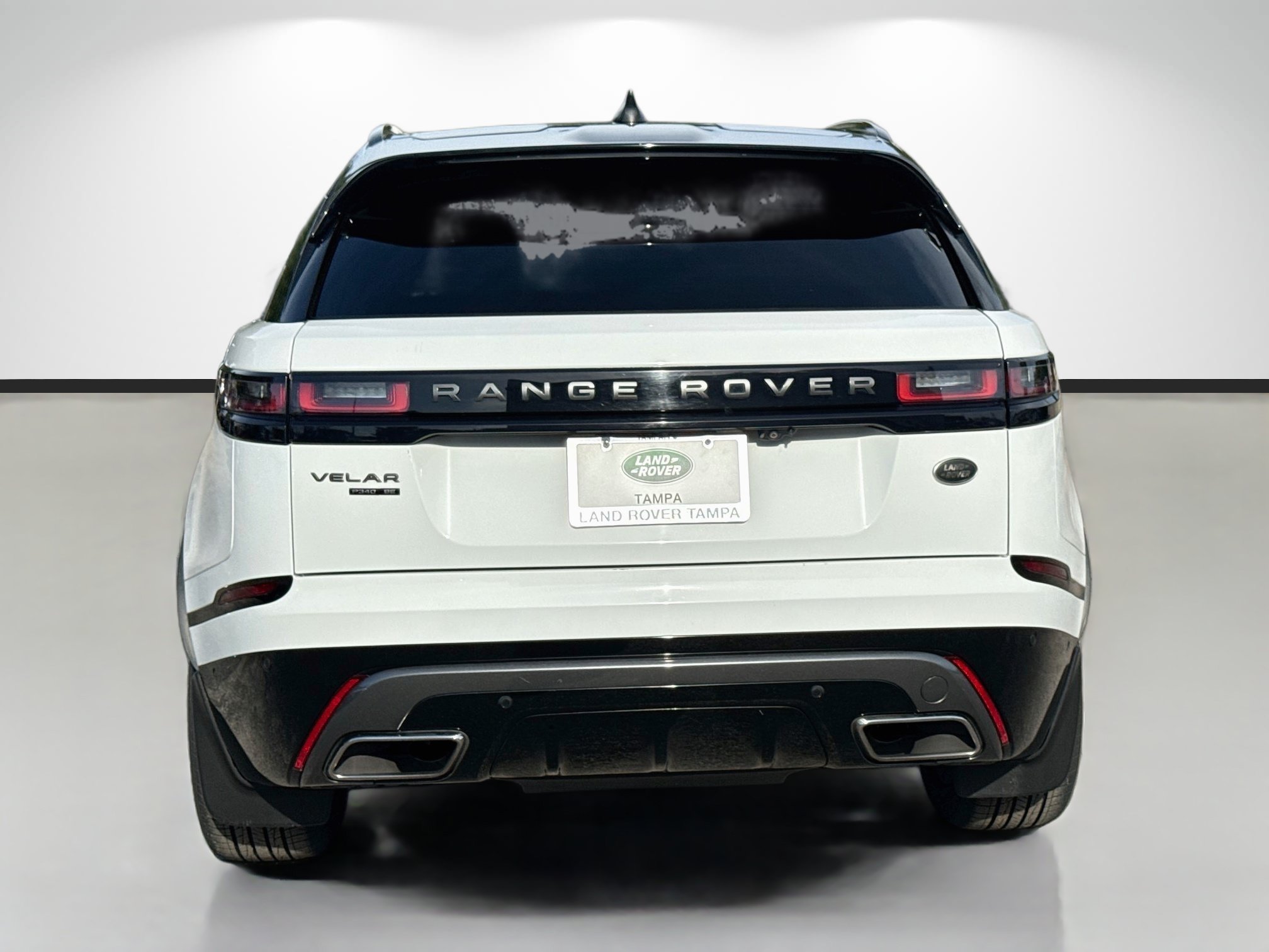 Used 2019 White Land Rover R-Dynamic SE image 4