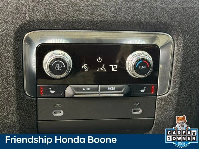 Used 2022 White GMC AT4 image 40
