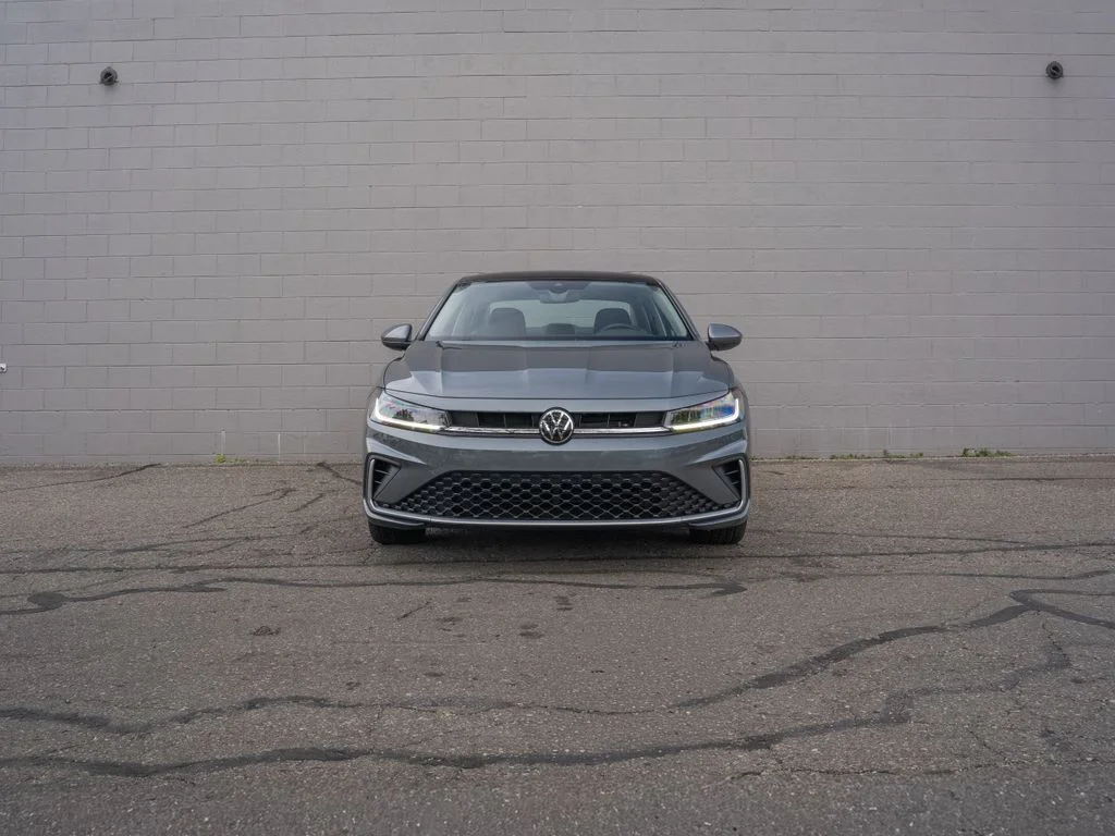 Used 2025 Gray Volkswagen 1.5T SE image 9