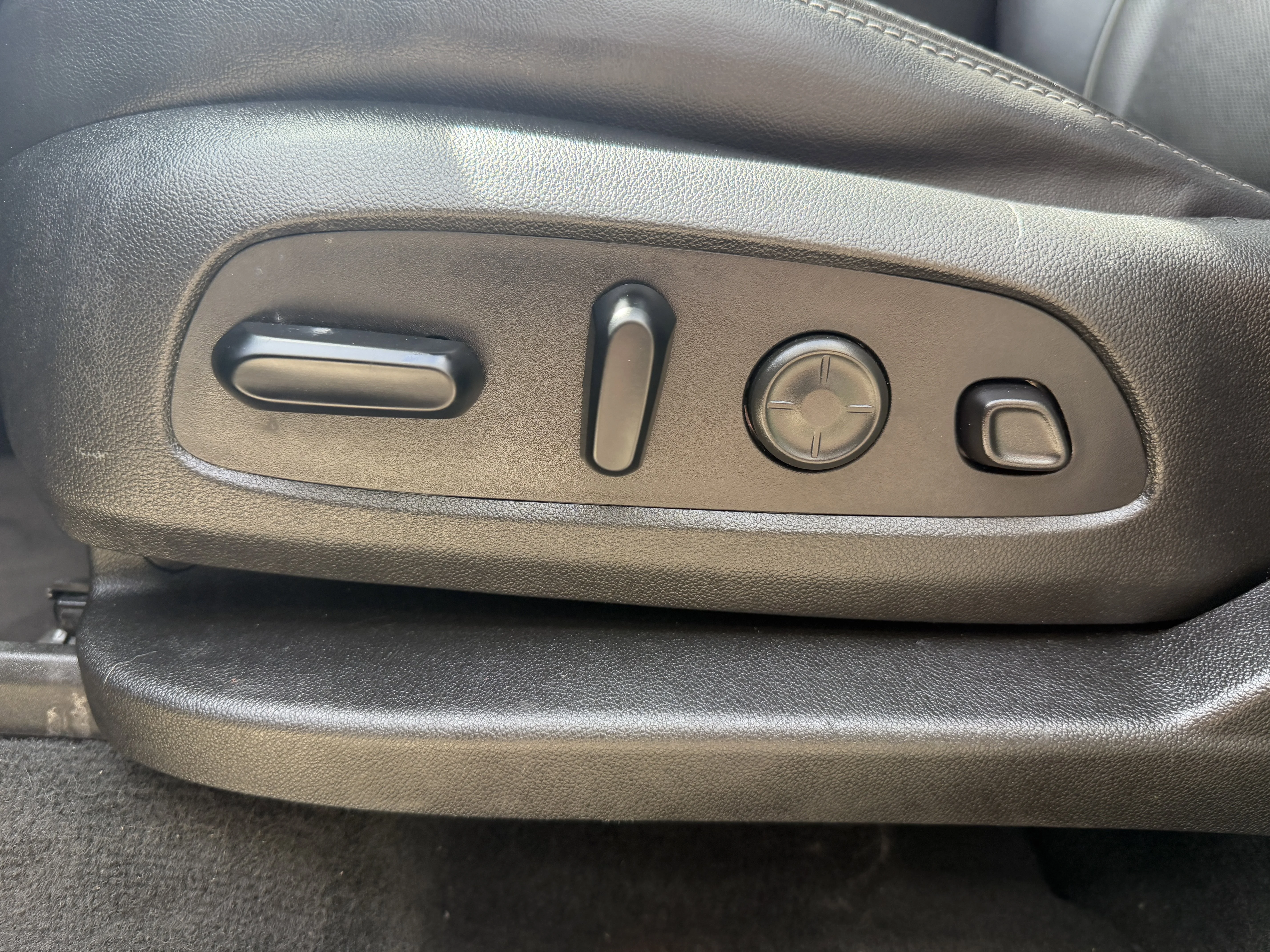 Used 2021 Ebony Twilight Metallic Buick Avenir image 36