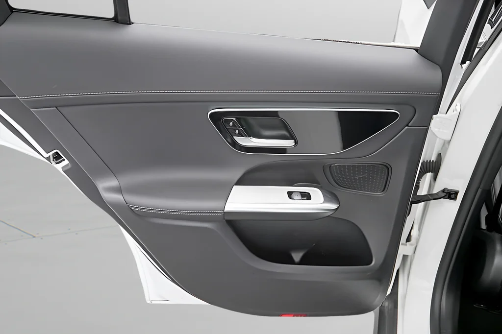 Used 2024 Polar White Mercedes-Benz GLC 300 image 27